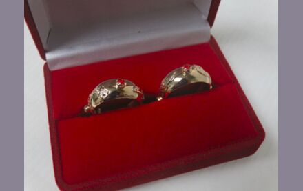 Goldene Ohrringe 14 Karat mit Besatz
