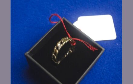 Goldener Vintage Ring mit Steinen