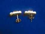 Goldene Ohrstecker mit Besatz