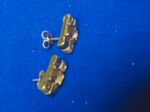 Goldene Ohrstecker mit Besatz