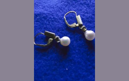 Goldene Ohranhänger mit echten Perlen - 14 Karat Gold