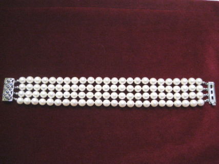 Vierreihiges Perlenarmband - Schließe 585/WG mit 10 Saphiren