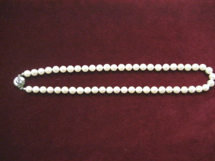 Perlenkette - Schließe 585 er / GG / WG mit Saphiren