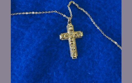 Goldkette mit antikem Kruzifix