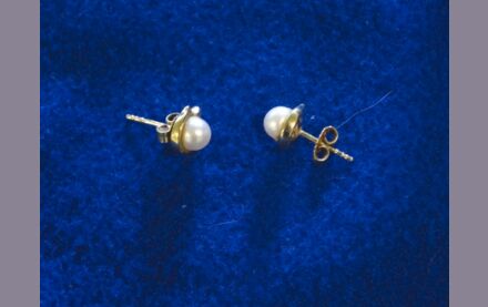 Goldene Ohrstecker mit echter Perle