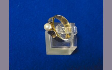 Goldener Designer Ring mit echter Perle 14 Karat