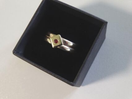 Goldener Designer Ring mit kleinem Rubin