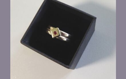 Goldener Designer Ring mit kleinem Rubin