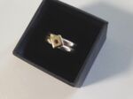 Goldener Designer Ring mit kleinem Rubin