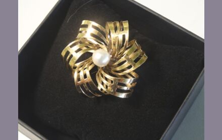 Goldene Brosche mit echter Perle 18 Karat